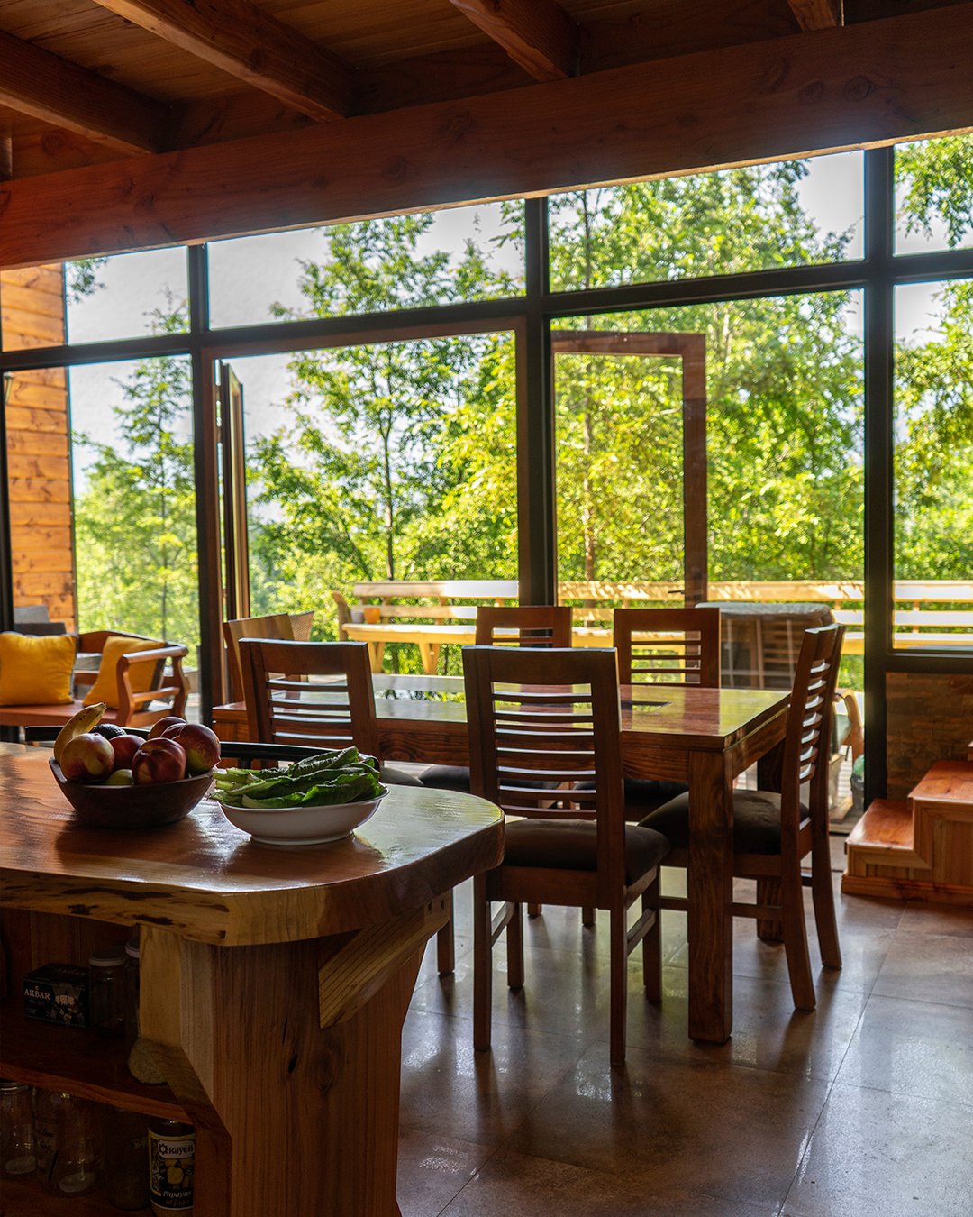 Comedor con vista al bosque